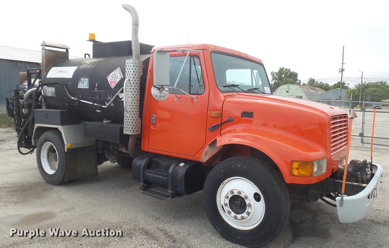 image for item DC2483 1996 International 4700 oil distributor truck