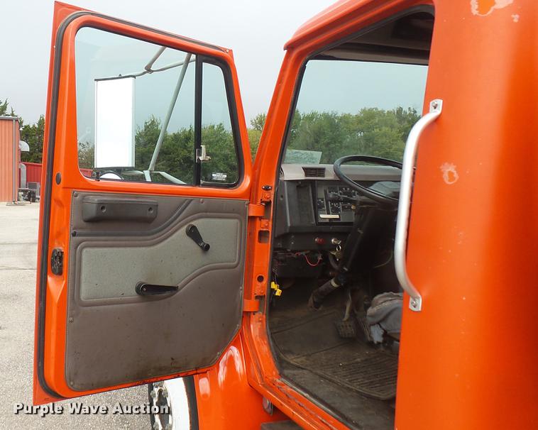 image for item DC2483 1996 International 4700 oil distributor truck