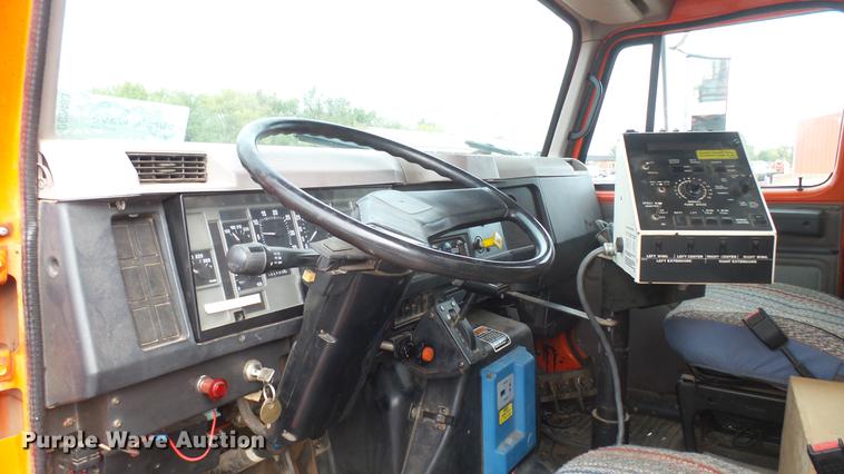 image for item DC2483 1996 International 4700 oil distributor truck