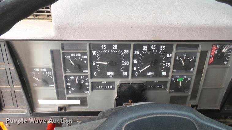 image for item DC2483 1996 International 4700 oil distributor truck