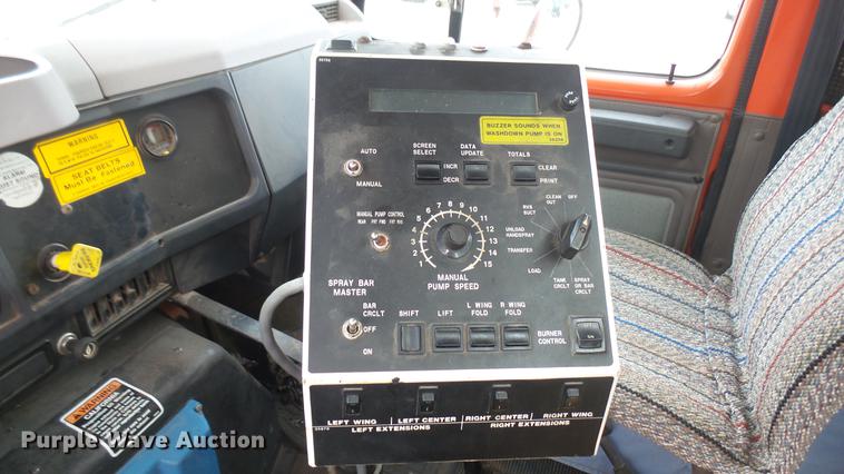 image for item DC2483 1996 International 4700 oil distributor truck