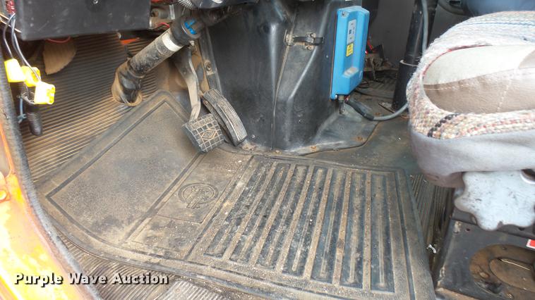 image for item DC2483 1996 International 4700 oil distributor truck