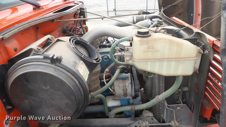 image for item DC2483 1996 International 4700 oil distributor truck