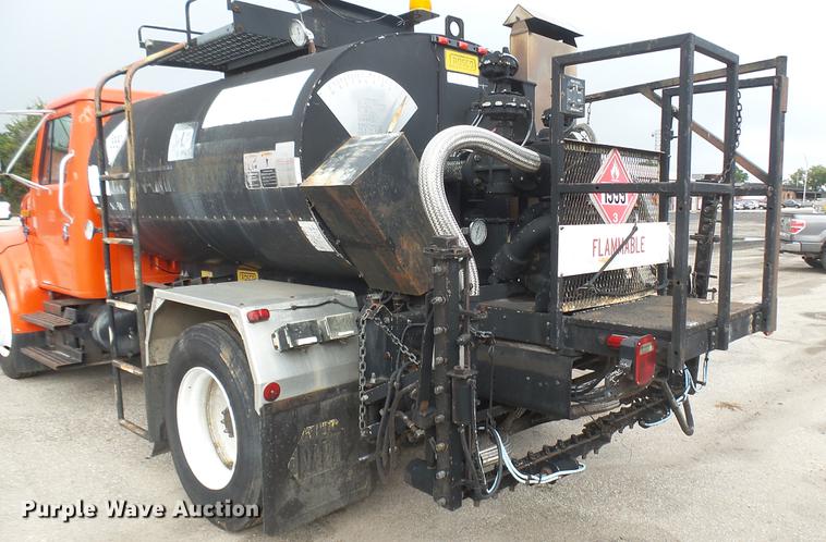 image for item DC2483 1996 International 4700 oil distributor truck