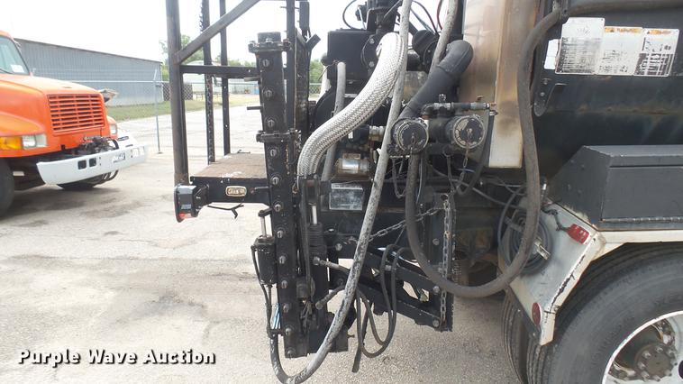 image for item DC2483 1996 International 4700 oil distributor truck