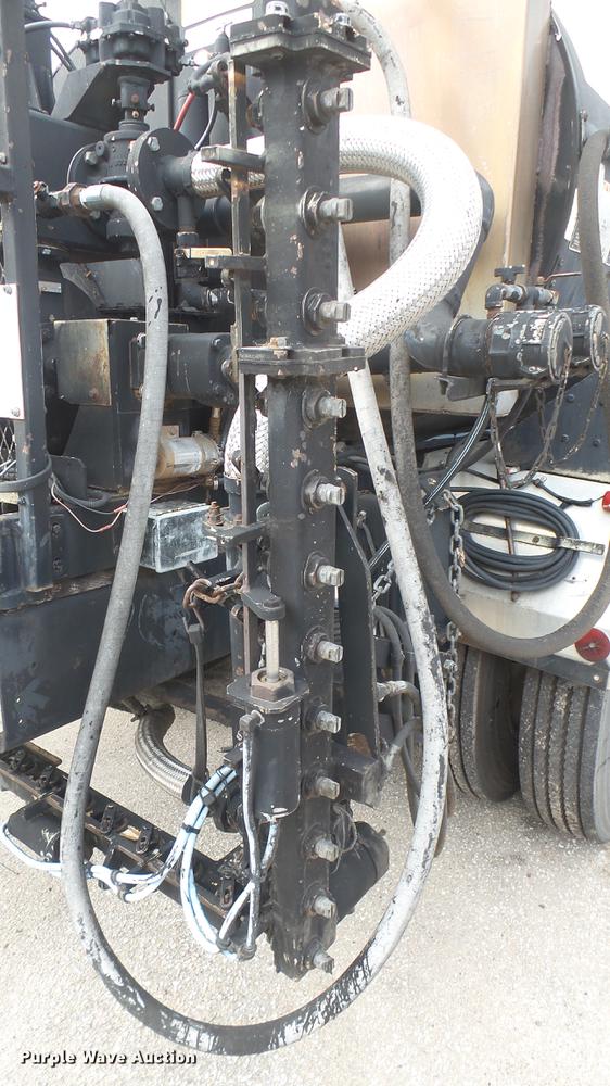 image for item DC2483 1996 International 4700 oil distributor truck