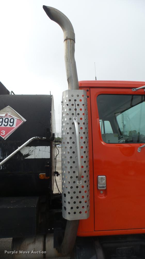 image for item DC2483 1996 International 4700 oil distributor truck