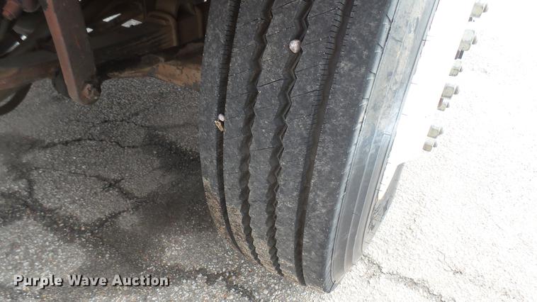 image for item DC2483 1996 International 4700 oil distributor truck