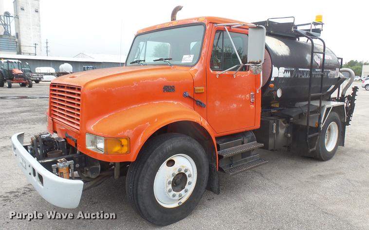 image for item DC2484 1996 International 4700 oil distributor truck