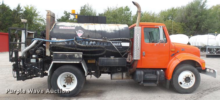 image for item DC2484 1996 International 4700 oil distributor truck