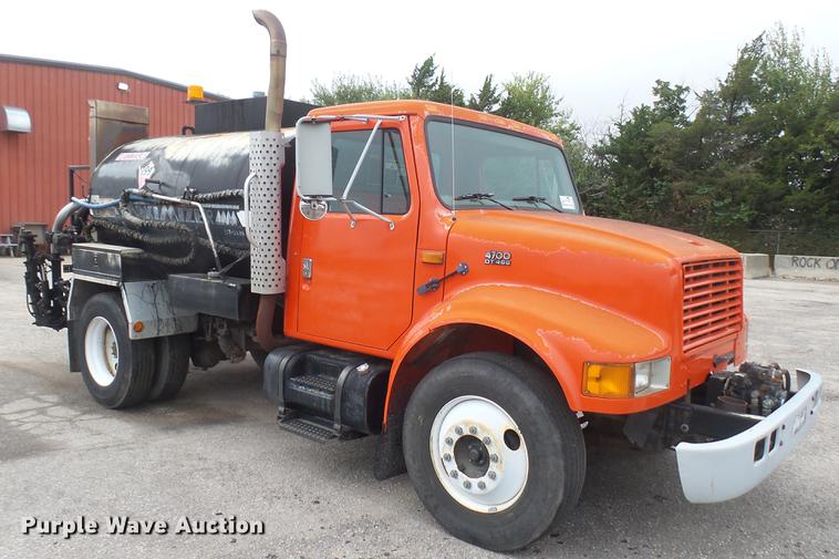 image for item DC2484 1996 International 4700 oil distributor truck