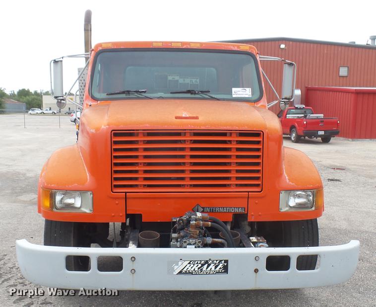 image for item DC2484 1996 International 4700 oil distributor truck