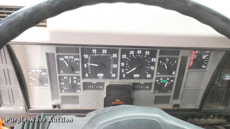 image for item DC2484 1996 International 4700 oil distributor truck