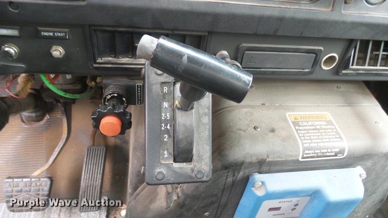 image for item DC2484 1996 International 4700 oil distributor truck