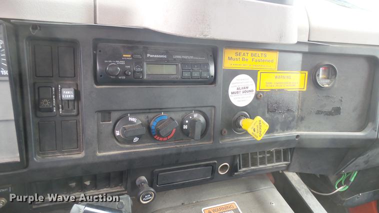 image for item DC2484 1996 International 4700 oil distributor truck