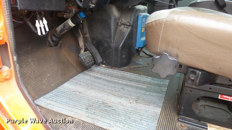 image for item DC2484 1996 International 4700 oil distributor truck