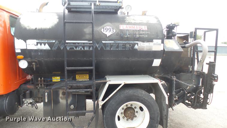 image for item DC2484 1996 International 4700 oil distributor truck