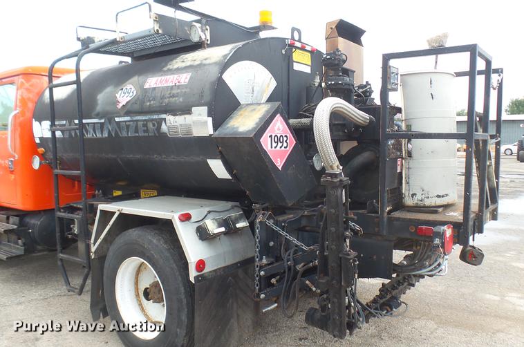 image for item DC2484 1996 International 4700 oil distributor truck