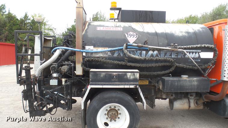 image for item DC2484 1996 International 4700 oil distributor truck