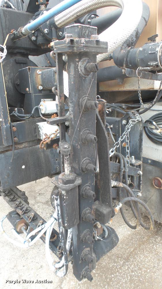 image for item DC2484 1996 International 4700 oil distributor truck