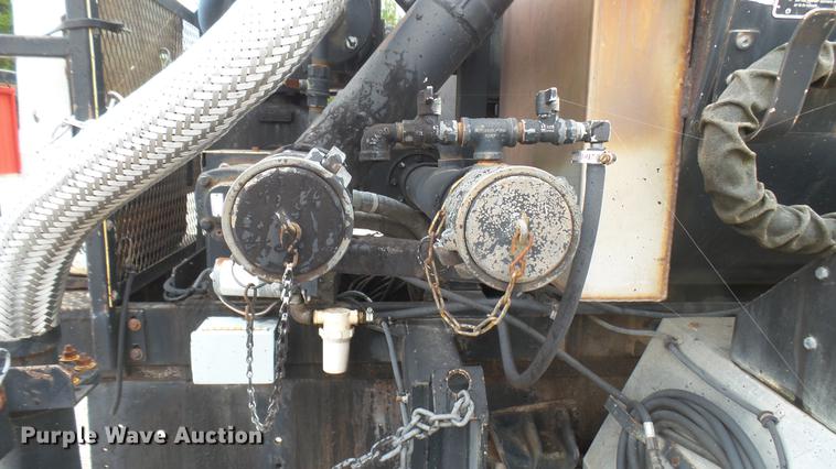 image for item DC2484 1996 International 4700 oil distributor truck