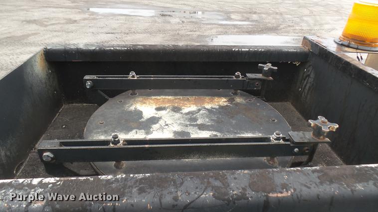 image for item DC2484 1996 International 4700 oil distributor truck