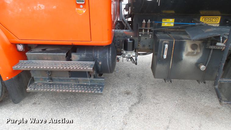 image for item DC2484 1996 International 4700 oil distributor truck