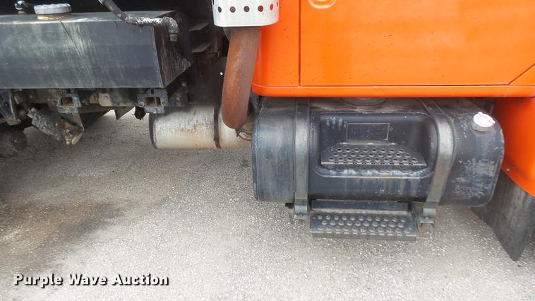 image for item DC2484 1996 International 4700 oil distributor truck