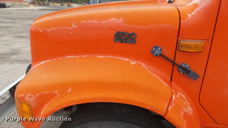 image for item DC2484 1996 International 4700 oil distributor truck