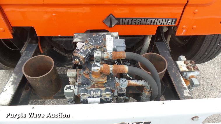 image for item DC2484 1996 International 4700 oil distributor truck