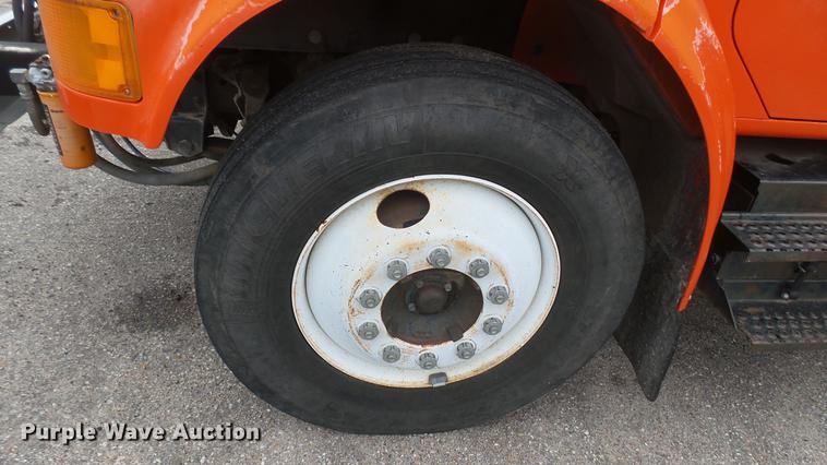 image for item DC2484 1996 International 4700 oil distributor truck