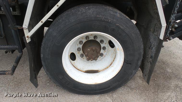 image for item DC2484 1996 International 4700 oil distributor truck