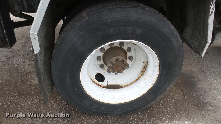 image for item DC2484 1996 International 4700 oil distributor truck