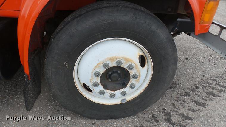 image for item DC2484 1996 International 4700 oil distributor truck