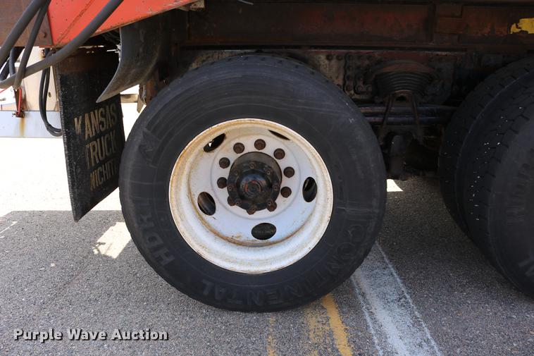 image for item DD0075 2001 Sterling LT7501 dump truck