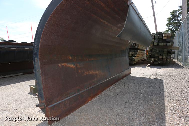 image for item DD0076 2001 Sterling LT7500 dump truck