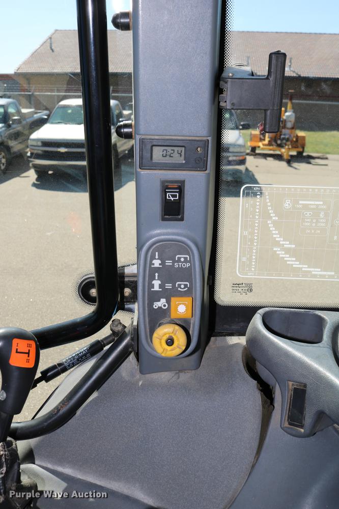 image for item DD0093 2002 New Holland TS100 tractor