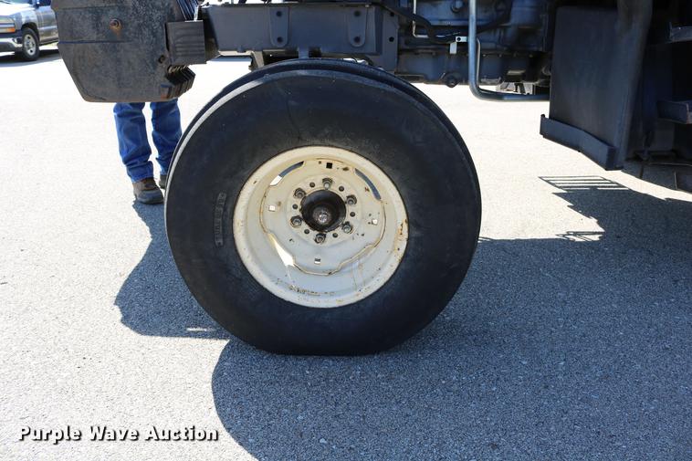 image for item DD0093 2002 New Holland TS100 tractor