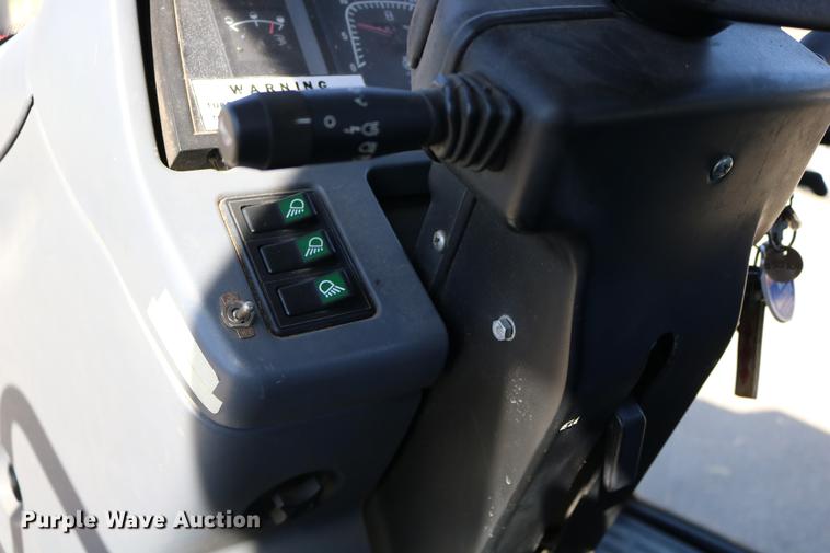 image for item DD0095 2000 New Holland TS100 tractor