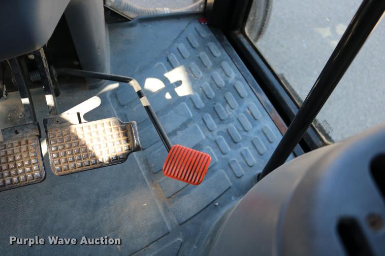 image for item DD0095 2000 New Holland TS100 tractor