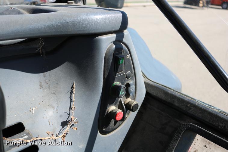 image for item DD0095 2000 New Holland TS100 tractor