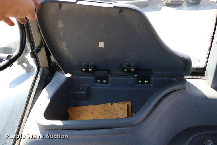 image for item DD0095 2000 New Holland TS100 tractor