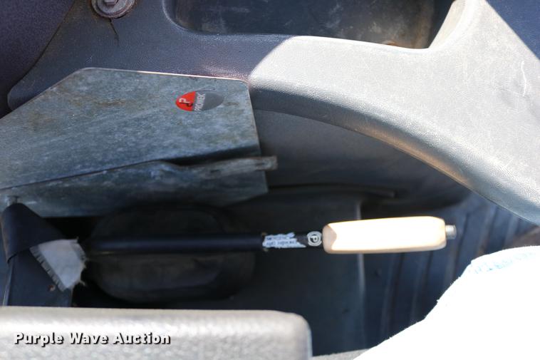 image for item DD0095 2000 New Holland TS100 tractor