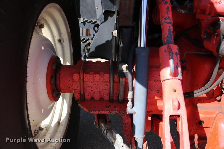 image for item DD0095 2000 New Holland TS100 tractor