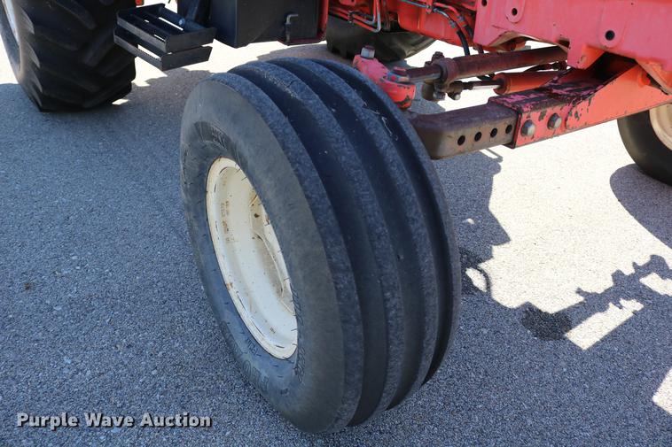 image for item DD0095 2000 New Holland TS100 tractor