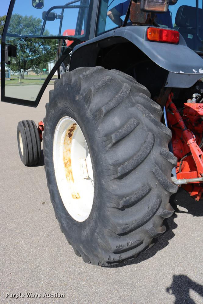 image for item DD0095 2000 New Holland TS100 tractor