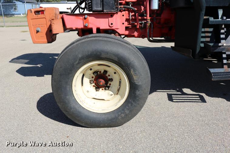 image for item DD0095 2000 New Holland TS100 tractor