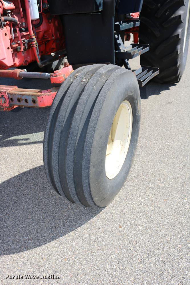 image for item DD0095 2000 New Holland TS100 tractor