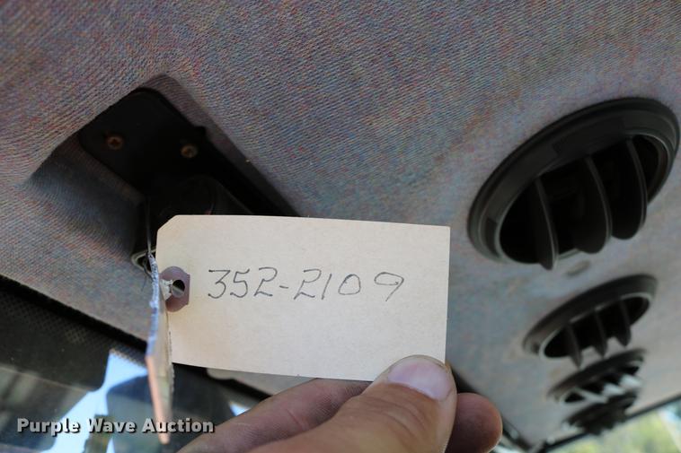 image for item DD0095 2000 New Holland TS100 tractor