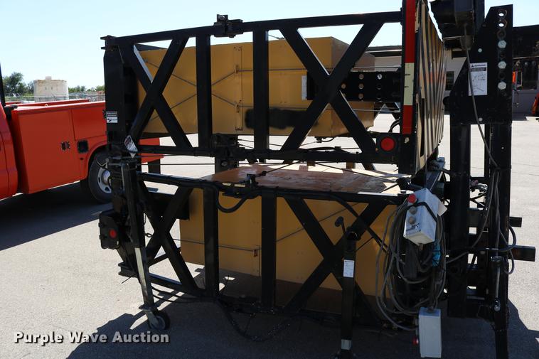 image for item DD0099 2003 Safe-Stop 180TMA crash attenuator